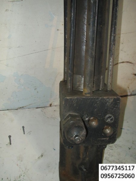 Гидроусилитель рулевого управления львовского автопогрузчика АП-4014 ЛЗА, 4045 Гидроцилиндр рулевого управления старого образца. Применяется на вилочных погрузчиках 4045, автопогрузчиках 4043  с двигателем ГАЗ-52. Установлен АП-4045, 4014 (старого образца). Диаметр штока 22 мм. 